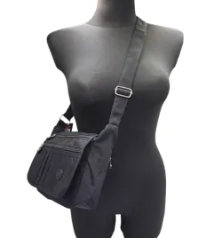 mala-sportowa-listonoszka-z-kieszonkami-czarna