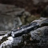 latarka-taktyczna-led-fenix-pd25r-czarna-wiazka-swiatla-skupiona