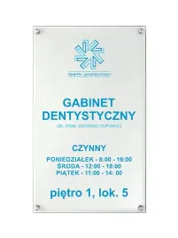 szyld-reklamowy-tabliczka-informacyjna-z-logo-tabliczki-z-plexi