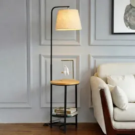 lampa-podlogowa-czarna-ze-stolikiem-jasne-drewno