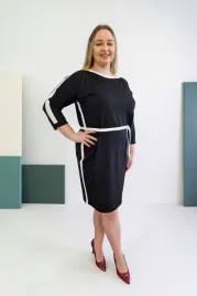 czarna-elegancka-sukienka-wiazana-w-pasie-ze-srebrnym-lampasem-46