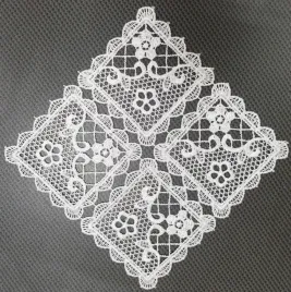 serwetka-z-gipiury-15x15-na-stol-kwadratowa-biala