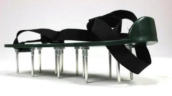 aerator-sandalowy-do-ogrodu-kolce-zasilanie-reczne