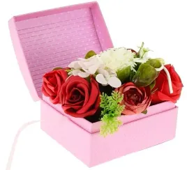 bukier-kwiatow-w-szkatulce-flowerbox-prezent-roze