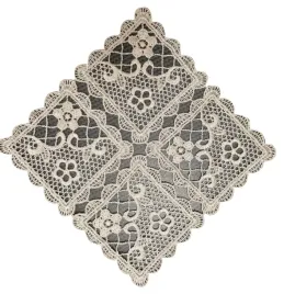 serwetka-z-gipiury-30x30-na-stol-kwadratowa-bezowa