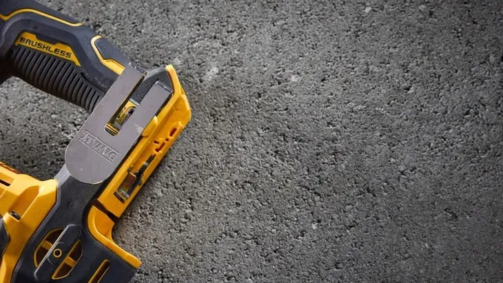 dewalt-mlotowiertarka-sds-powerstack-dch172e2t-energia-udaru-1-4-j