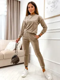welurowy-dres-damski-z-ozdobnymi-naszywkami-bezowy