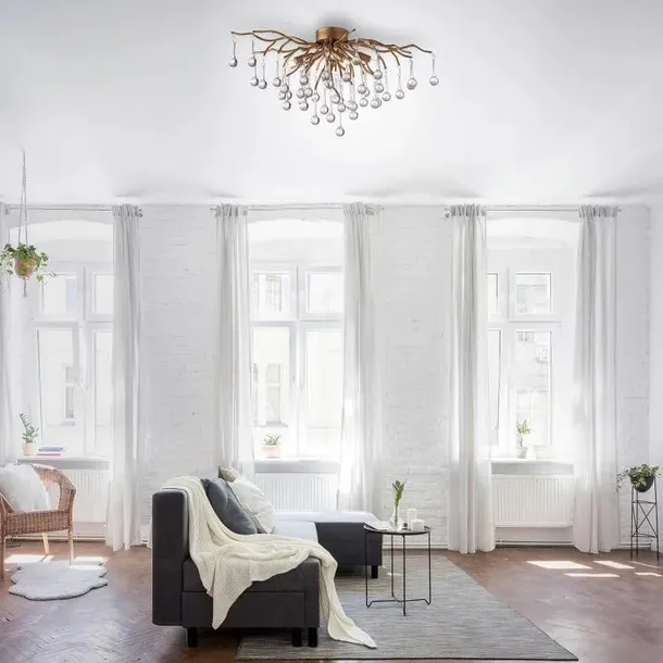 sufitowa-lampa-glamour-icicle-crystal-nad-stolik-mosiadz