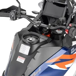 mocowanie-tanklock-givi-bf59-na-bak-motocykla-do-ktm