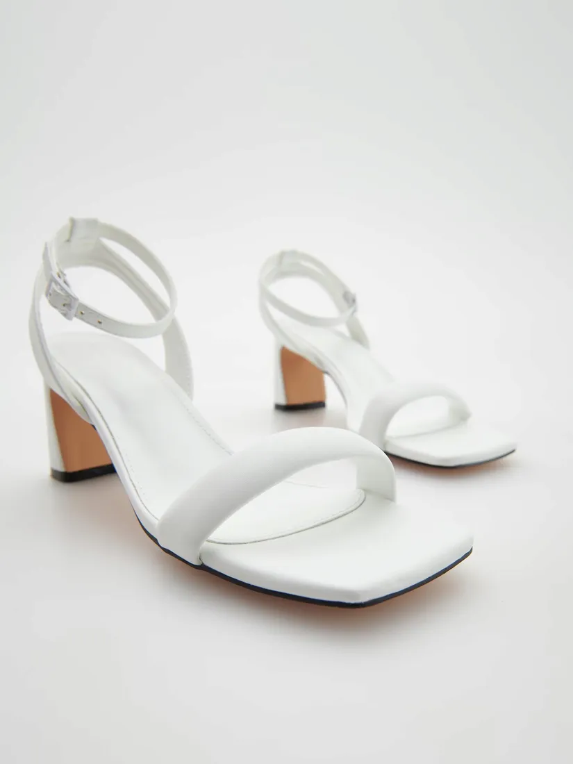 biale-sandaly-na-slupku-reserved-37