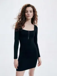 czarna-dopasowana-sukienka-mini-z-ozdobnymi-przeszyciami-reserved-m