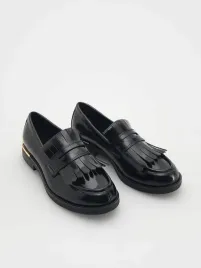 czarne-lakierowane-loafersy-z-ozdobna-cholewka-reserved-38