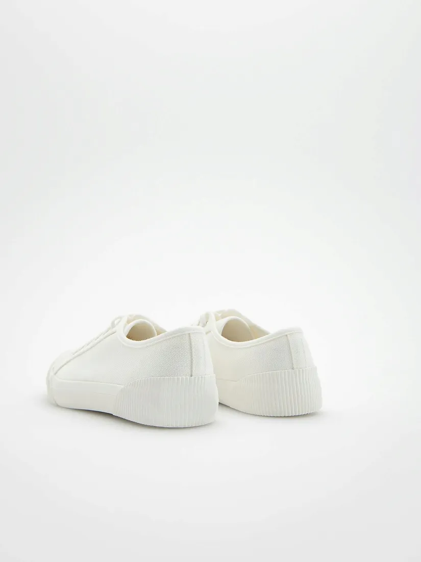 biale-trampki-wiazane-reserved-43