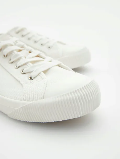 biale-trampki-wiazane-reserved-43-marka-reserved