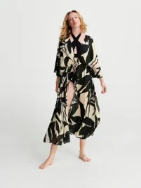 wielokolorowa-narzutka-plazowa-z-wiskozy-reserved-uniwersalny