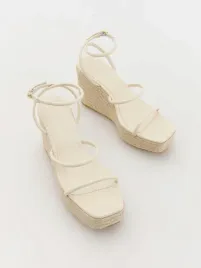 bezowe-sandaly-z-paskami-na-platformie-reserved-41