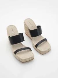 bezowe-klapki-na-koturnie-reserved-36