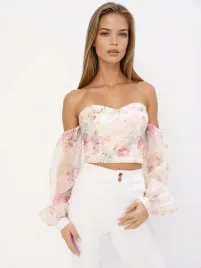 bialy-top-z-odkrytymi-ramionami-i-kwiatowym-wzorem-mohito-l