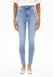 niebieskie-jeansy-z-wysokim-stanem-armedangels-28-30