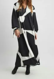 bialo-czarna-wzorzysta-sukienka-maxi-na-kd-s