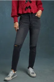 czarne-spodnie-jeansowe-z-dziurami-shein-26