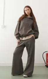 brazowa-bluza-z-kapturem-weekday-s