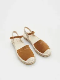 bezowe-sandaly-z-laczonych-materialow-reserved-36