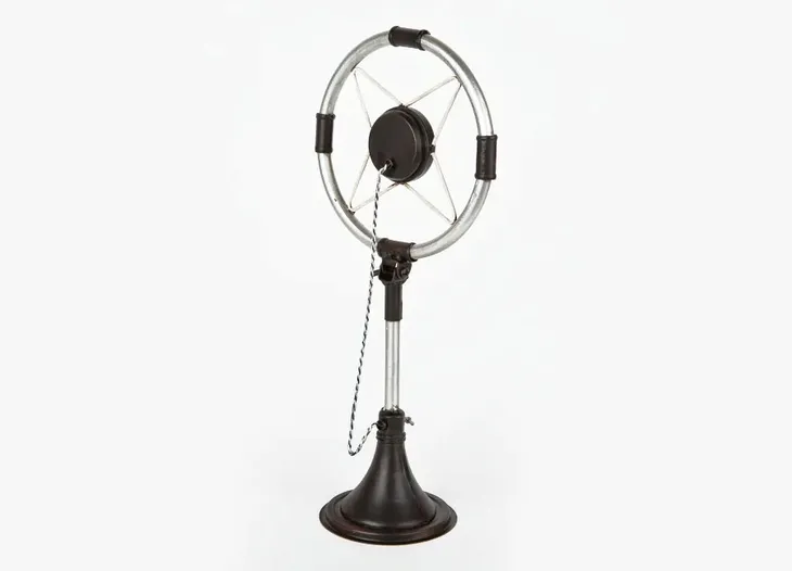 figurka-dekoracyjna-model-mikrofonu-retro-stan-nowy