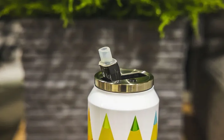 kubek-termiczny-700ml-kredki-stan-nowy-pojemnosc-700-ml