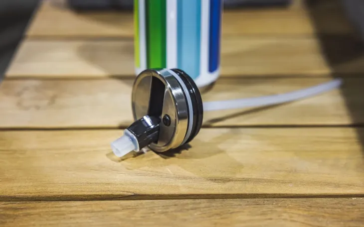 kubek-termiczny-700ml-kredki-pojemnosc-700-ml-stan-nowy