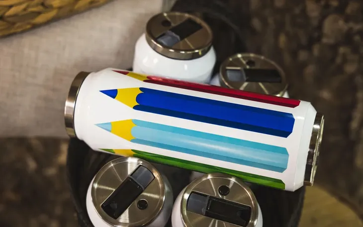 kubek-termiczny-700ml-kredki-pojemnosc-700-ml