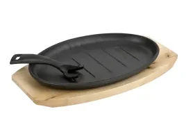 patelnia-zeliwna-grill-na-desce
