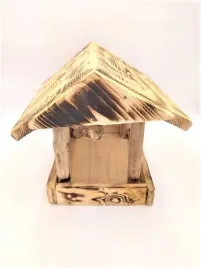 karmnik-dla-ptakow-recznie-robiony