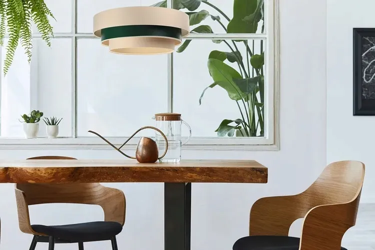 nowoczesna-lampa-wiszaca-nad-stol-z-duzym-abazurem