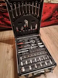 zestaw-narzedzi-kluczy-300-narzedzi-1000-elementow