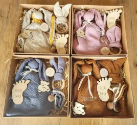 prezent-dla-niemowlaka-grzechotka-chrzest-baby-box-shower-imie-kolory