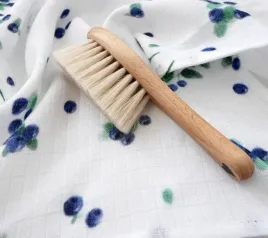 lullalove-miekka-szczotka-z-wl-koziego-z-myjka-jagodki