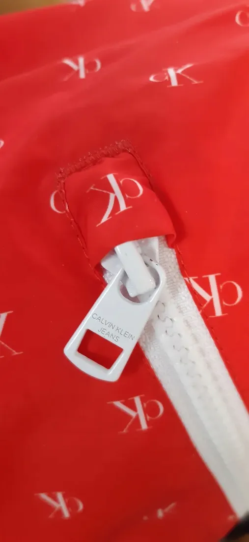 wiatrowka-kurtka-calvin-klein-red-monogram