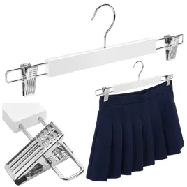 wieszak-drewniany-z-klipsami-na-spodnice-spodnie-wieszaki-do-spodnic-biale