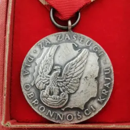 stary-medal-odznaczenie-kolekcjonerski-za-zaslugi-dla-obronnosci-kraju-prl