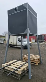 silos-z-wysypem-metalowy-podajnik-na-granulat