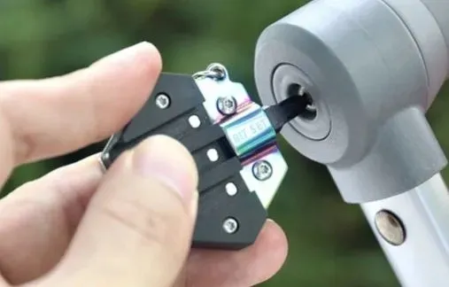 wielofunkcyjny-brelok-do-kluczy-14w1-multitool