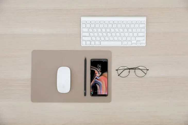 pout-wireless-charging-mouse-pad-latte-cream