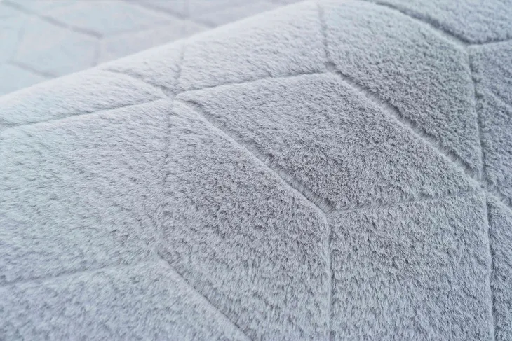 dywan-okragly-strado-rabbit-3d-140-silver-material-wykonania-poliester