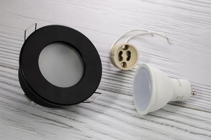 6x-oprawa-halogenowa-hermetyczna-sufitowa-podbitka-zarowka-led-gu10-6w-srednica-8-3-cm