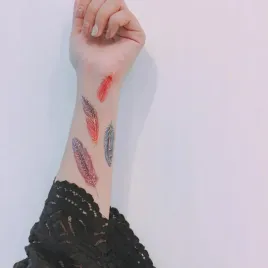 kolorowe-piora-tatuaz-damski-paperself