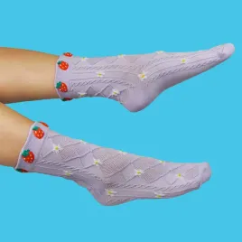 damskie-skarpetki-w-kwiaty-i-truskawki-tekstura-3d