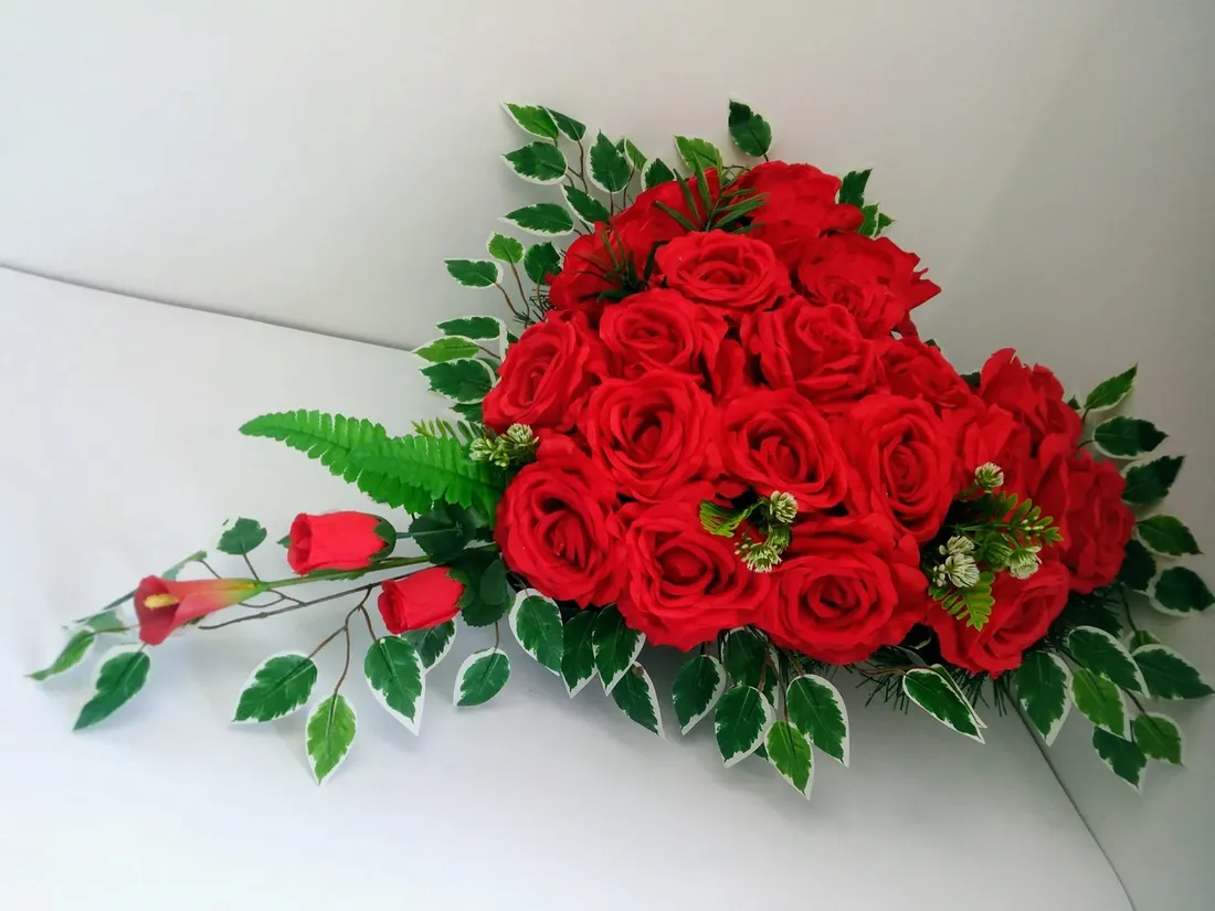 stroik-na-grob-serce-czerwone-roze-660