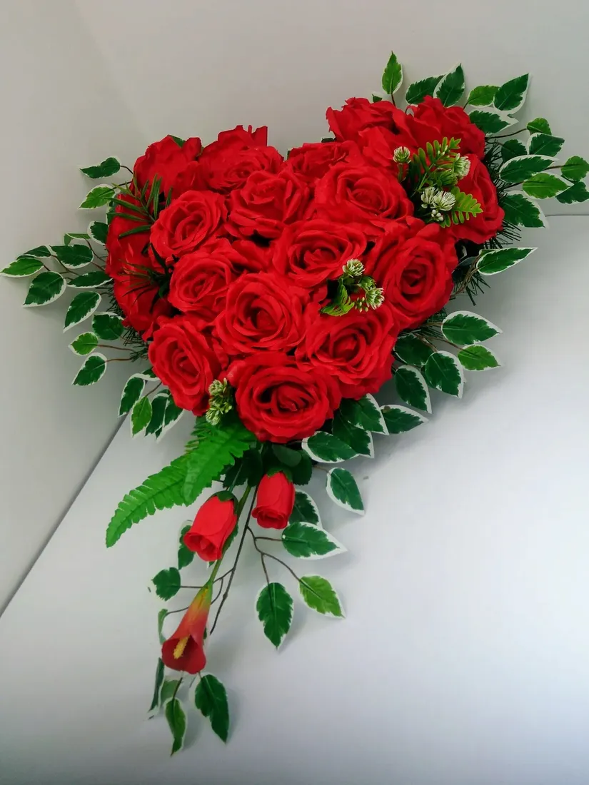 stroik-na-grob-serce-czerwone-roze-660