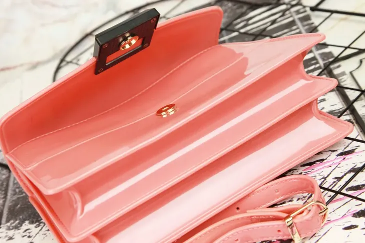 torebka-damska-na-ramie-wielkosc-mala-nie-mieszczaca-a4